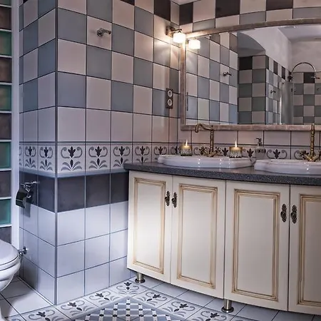 Palace Apartment *